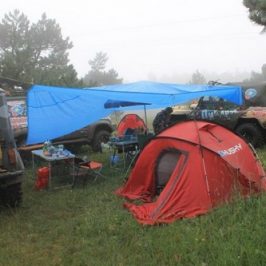 Палатки под дождем