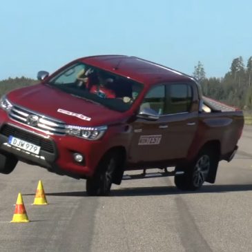 Пикап Toyota Hilux провалил «лосиный тест»
